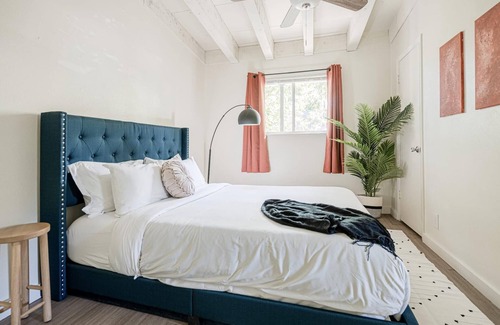 North University Apartment | The Modern I No Service Fees I Close to Downtown