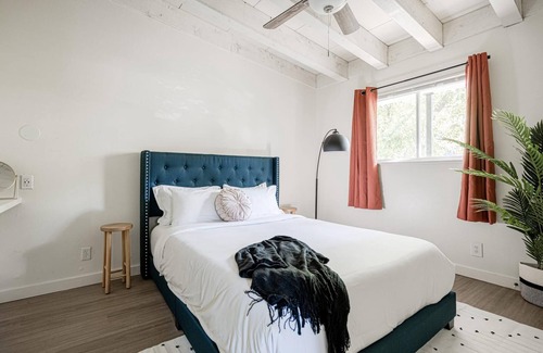 North University Apartment | The Modern I No Service Fees I Close to Downtown