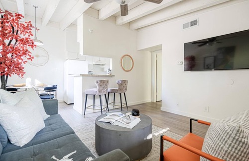 North University Apartment | The Modern I No Service Fees I Close to Downtown
