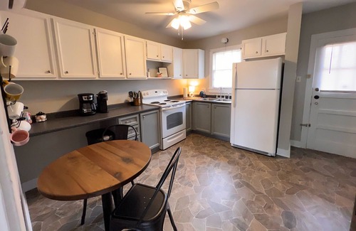 Nacogdoches House | The Modern Oak is 1.5 blks to SFA and a few blocks from Downtown Nacogdoches