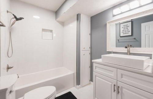 Conyers House | The Modern Serenity Townhome -10 mins to Horsepark