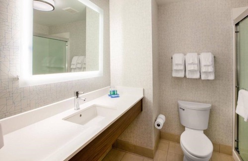 North San Jose House | The modern, sophisticated room boasts many other complimentary amenities !