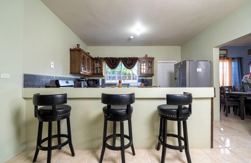 St.Bran's Burg Apartment | The Montego Brownstone is terrific 4-bedroom apartment with AC in St.Bran's Burg