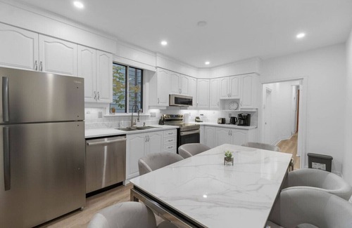Little Italy Hotel | The Montrose - Free Parking - Downtown