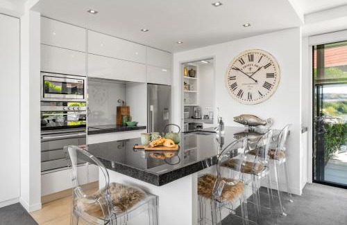 Two Mile Bay Apartment | The Moorings Apartment 3 - Walk to the Lake!
