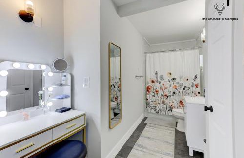 Downtown Memphis Apartment | The Moose #11 - Luxe Modern loft with King Bed, Free Parking & Wi-Fi