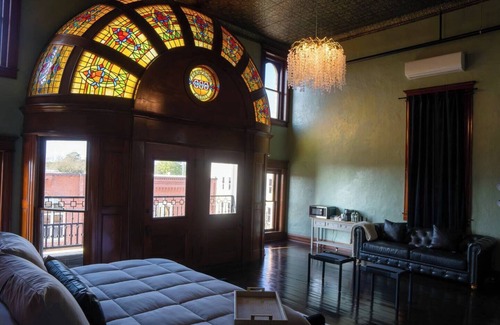 Marshall Apartment | THE MOST BEAUTIFUL SUITE IN HISTORICAL DOWNTOWN MARSHALL, WITH ALL THE AMENITIES