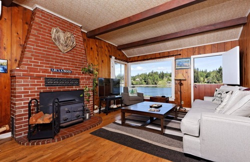 Shelton House | The most peaceful setting! Puget Sound Beachfront Quiet, Cute, and Clean Cottage
