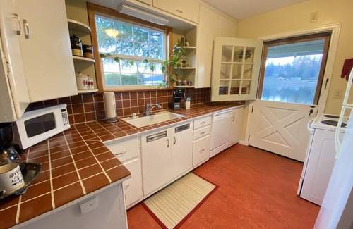 Shelton House | The most peaceful setting! Puget Sound Beachfront Quiet, Cute, and Clean Cottage
