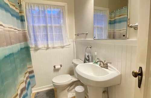 Shelton House | The most peaceful setting! Puget Sound Beachfront Quiet, Cute, and Clean Cottage