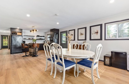 Motley House | 'The Motley Crew Haus' Northern MN Updated Lake House - 100 feet of lakeshore!