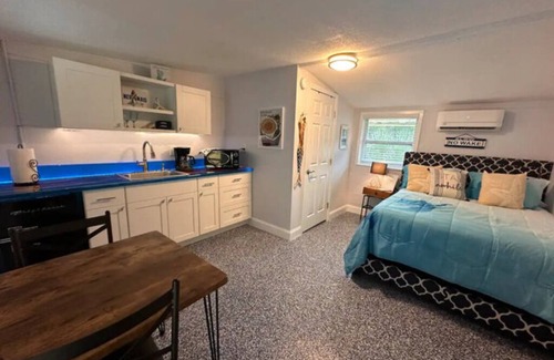 Brooksville Apartment | The Muddy Mermaid - Neptune's Grotto Old Florida Adventure Retreats