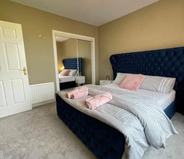 Glasgow House | The Naburn - 3 Bed House with Free Parking & Close to City Centre