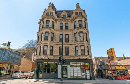 Park West Hotel | The Neighborhood Hotel - Lincoln Park 202 - One Bedroom w/Patio