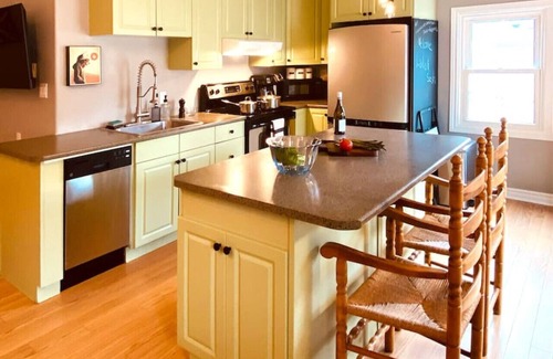 Inner Harbour Apartment | The Neighbourhood: Expansive loft | free parking