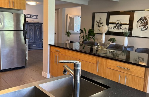 North Saanich House | 🌿 “The Nest” Beautiful Property! Stylish 2 Bedroom Suite. Main Level of Home.