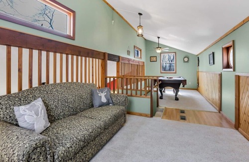 Amanda Cabin | The Nest (Hocking Hills Area)