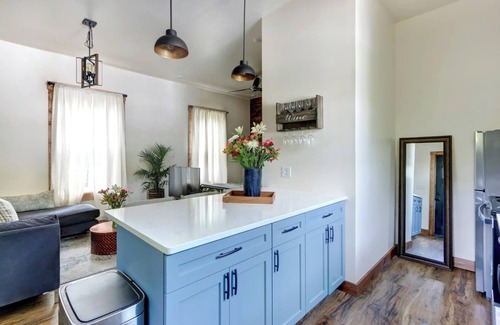 Eastside Apartment | The Nest on Park, Modern | Easy Walk to Forsyth