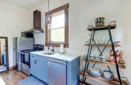 Eastside Apartment | The Nest on Park, Modern | Easy Walk to Forsyth