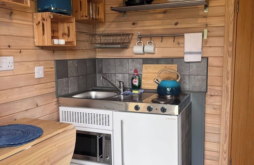 Saddleworth Cottage | THE NEST POD, pet friendly, with a garden in Greenfield