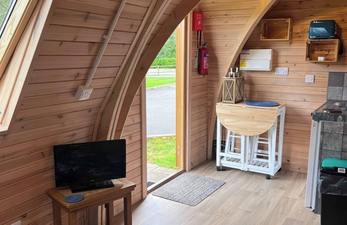 Saddleworth Cottage | THE NEST POD, pet friendly, with a garden in Greenfield