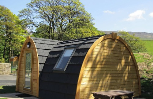 Saddleworth Cottage | THE NEST POD, pet friendly, with a garden in Greenfield