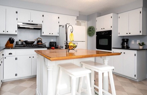 Richfield House | The Nightingale · King Bed | 5 min to MOA | 75 & 65 HDTV I Ping Pong