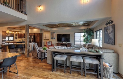 Lead House | The Nitz Carlton - Pet friendly, Game room, 2 hot tubs, Amazing views!
