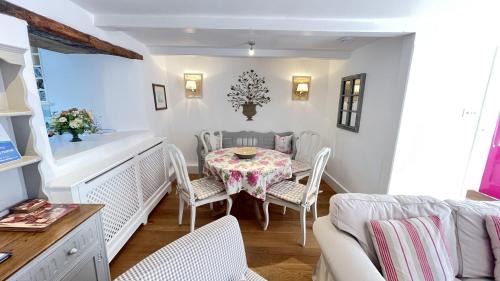 Dittisham House | The Nook - Charming cottage, modern living with original features, perfect private garden