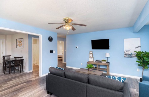 Buckroe Beach Apartment | The North Hampton Suite A / 3 minute walk to beach