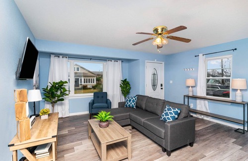 Buckroe Beach Apartment | The North Hampton Suite A / 3 minute walk to beach
