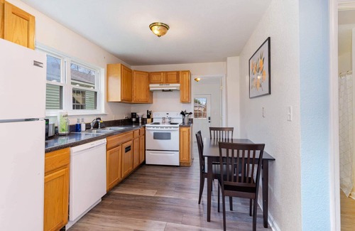Buckroe Beach Apartment | The North Hampton Suite A / 3 minute walk to beach