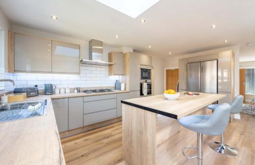 Seisdon House | The Oaklands - Luxury spacious 6-bed, near Solihull, Birmingham City, JLR, NEC, Airport, Resorts World, HS2