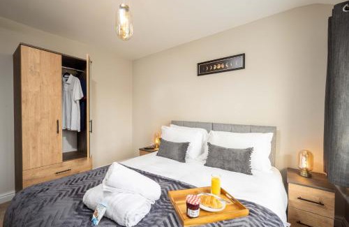 Seisdon House | The Oaklands - Luxury spacious 6-bed, near Solihull, Birmingham City, JLR, NEC, Airport, Resorts World, HS2
