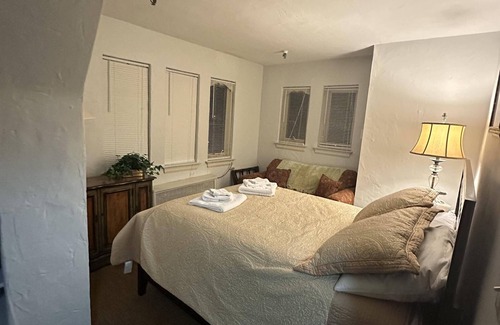Jamestown Bed & Breakfast | The Oaks B&B Hotel and Spiritual Center
