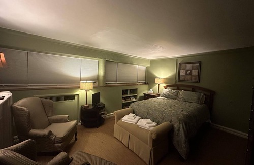 Jamestown Bed & Breakfast | The Oaks B&B Hotel and Spiritual Center