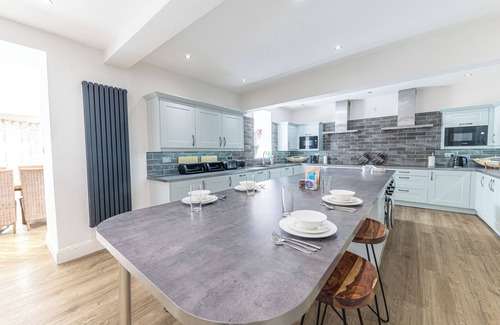 Bowness-on-Windermere House | THE OAKS, family friendly, with hot tub in Bowness-On-Windermere