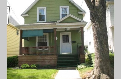 Niagara Falls House | The Oakwood Cottage- With Private Yard & Parking, Minutes From Falls & Casino by Niagara Hospitality