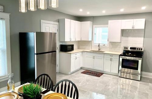 Niagara Falls House | The Oakwood Cottage- With Private Yard & Parking, Minutes From Falls & Casino by Niagara Hospitality