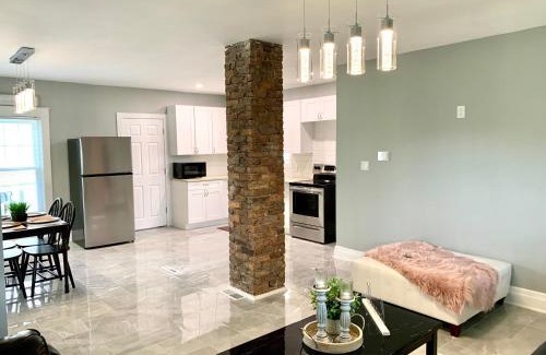 Niagara Falls House | The Oakwood Cottage- With Private Yard & Parking, Minutes From Falls & Casino by Niagara Hospitality
