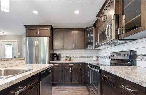Sylvan Lake House | The Oar | No Service Fees | Balcony & BBQ | 55”TV
