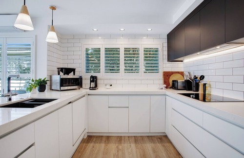 Takapuna Apartment | The Oasis Home with Hot Tub and Parking