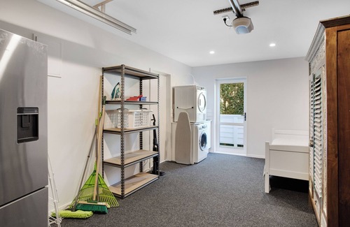 Takapuna Apartment | The Oasis Home with Hot Tub and Parking