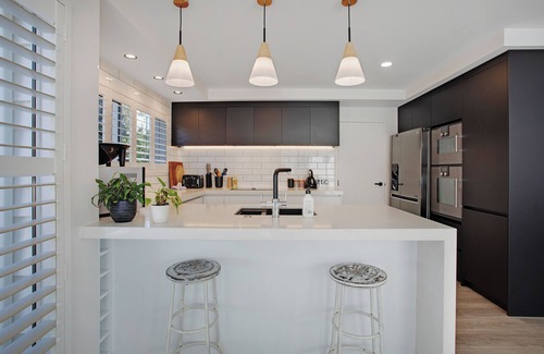 Takapuna Apartment | The Oasis Home with Hot Tub and Parking