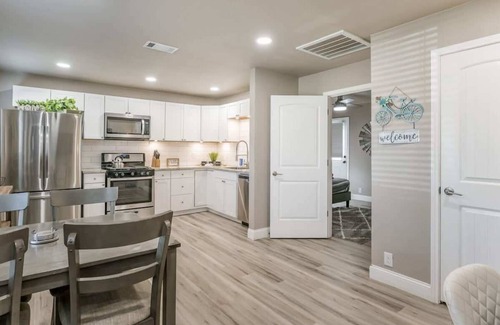 Amarillo House | The Oasis | Hot Tubs | Mini-Golf |EV Charger | 2x Kitchens, Sleeps 12