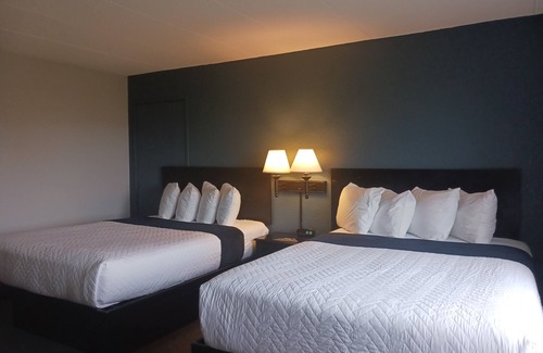 Sheboygan Falls Hotel | The Oasis Hotel & Bar