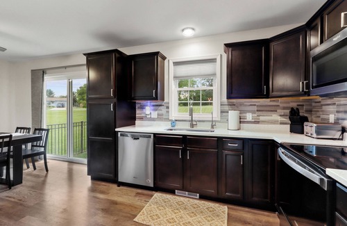 Delavan House | The Oasis, New! 7 beds on 1/2 acre near Lake Geneva