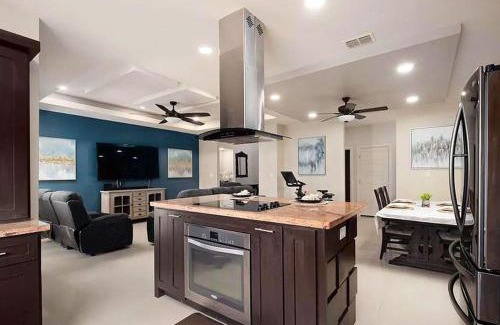 Brownsville House | The Oasis- Sleeps 8 (Brownsville, SPI, SpaceX)
