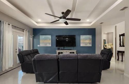Brownsville House | The Oasis- Sleeps 8 (Brownsville, SPI, SpaceX)