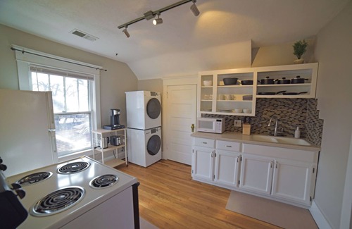 Midtown - Westport Apartment | The Observatory - Cozy Third Floor 1 Bedroom Apartment in Westport